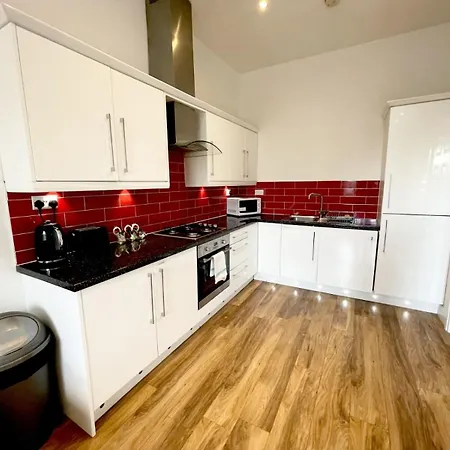 Unique Two Bedroom With Secured Free Parking * Λιντς